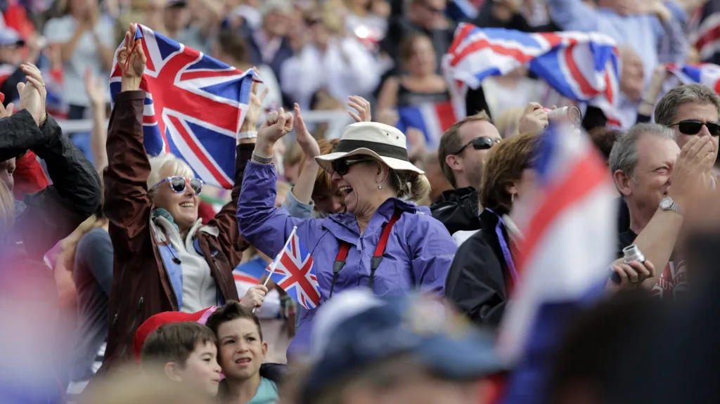 Britští fanoušci oslavují vítězství