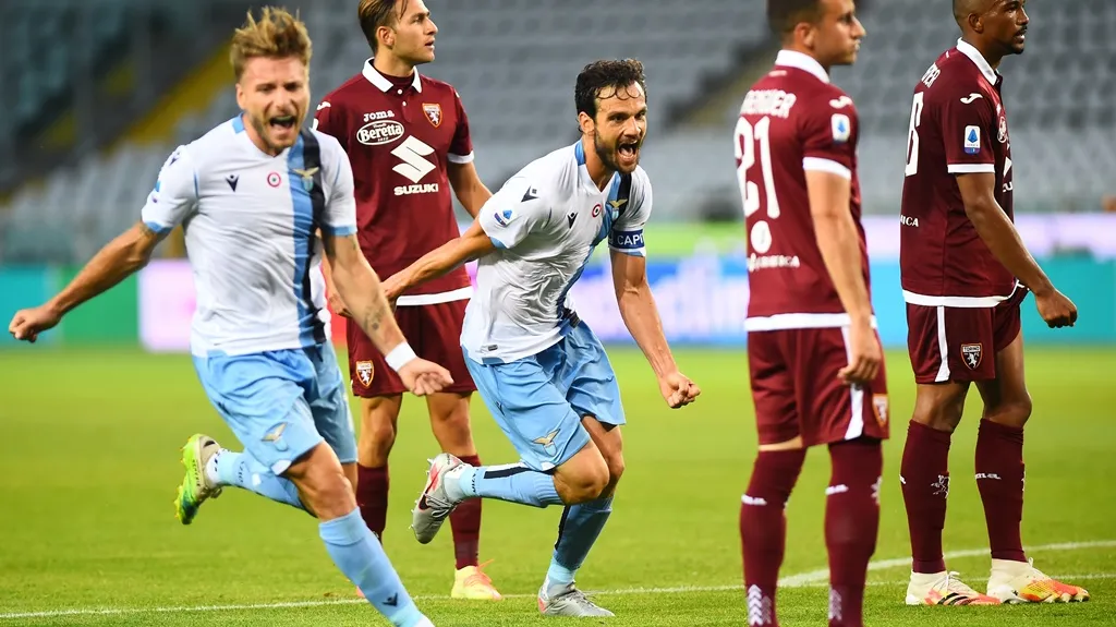 Fotbalisté Lazia se radují z gólu na stadionu FC Turín
