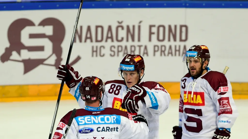 Radující se hokejisté Sparty 