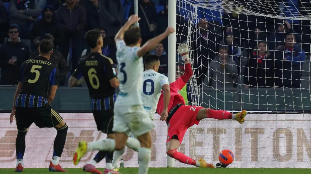 Lautaro Martinéz střílí branku