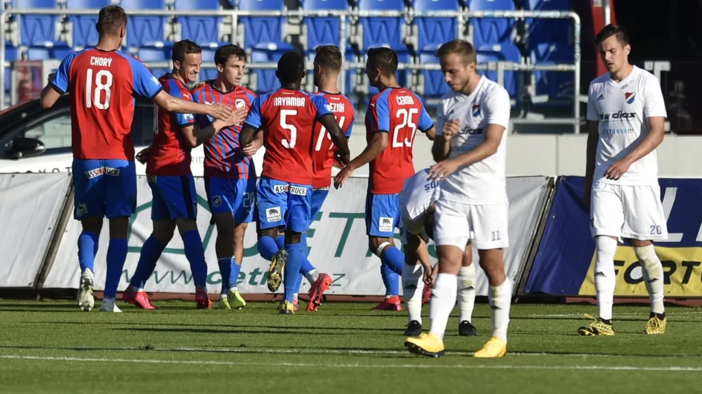 Fotbalisté Plzně se radují z gólu v Ostravě