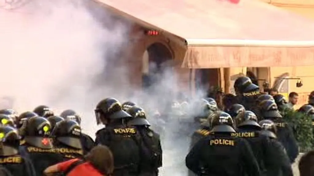 Policejní zákrok proti srbským fanouškům