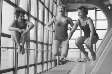 Milena Duchková (vpravo) v pražském bazénu v Podolí