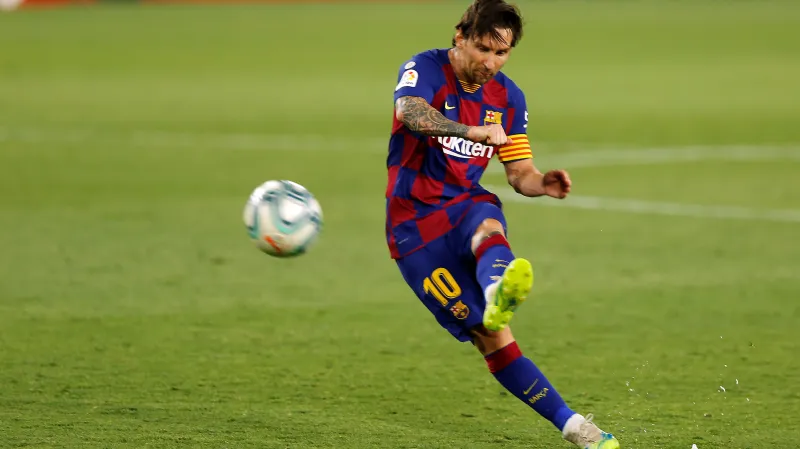 Lionel Messi se snaží překonat sevillského brankáře Tomáše Vaclíka