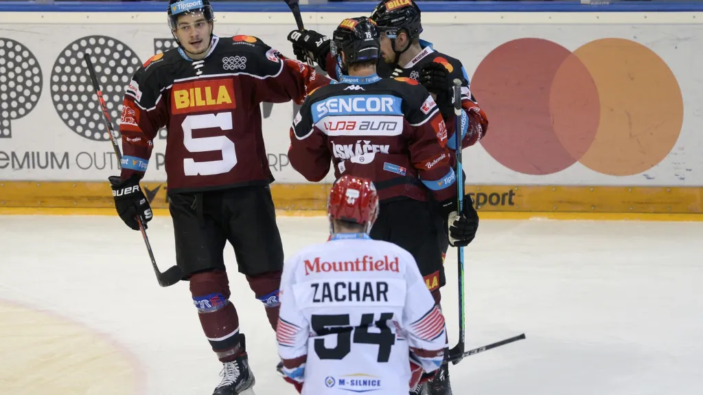 Hokejisté pražské Sparty se radují v utkání s Hradcem Králové