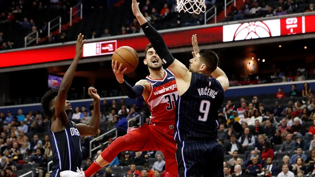 Tomáš Satoranský (uprostřed) v utkání proti Orlandu