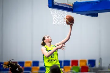 Emma Čechová v dresu ZVVZ USK Praha