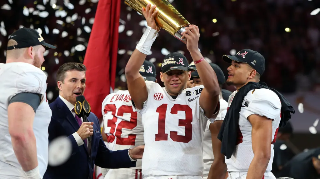 Quaterback Alabamy Tua Tagovailoa po výhře v univezitní lize
