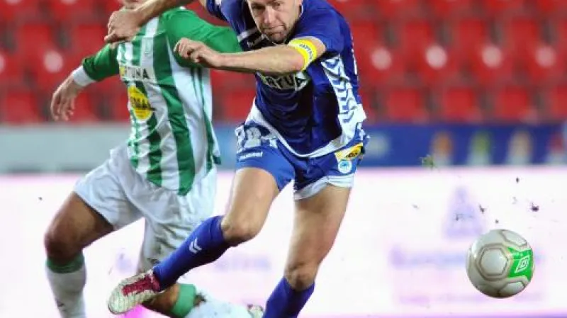 Jiří Štajner z Liberce se vrhá po míči v duelu s Bohemians 1905