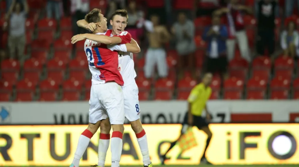 Střelec Salvie Jaromír Zmrhal přijímá gratulaci od spoluhráče Milana Škody