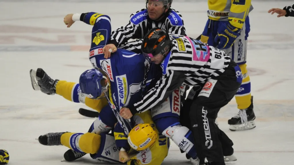 Potyčka Ryleyho Millera z Brna a Pavla Kubiše ze Zlína (leží na ledě)