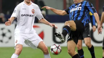 Tomáš Necid a Walter Samuel