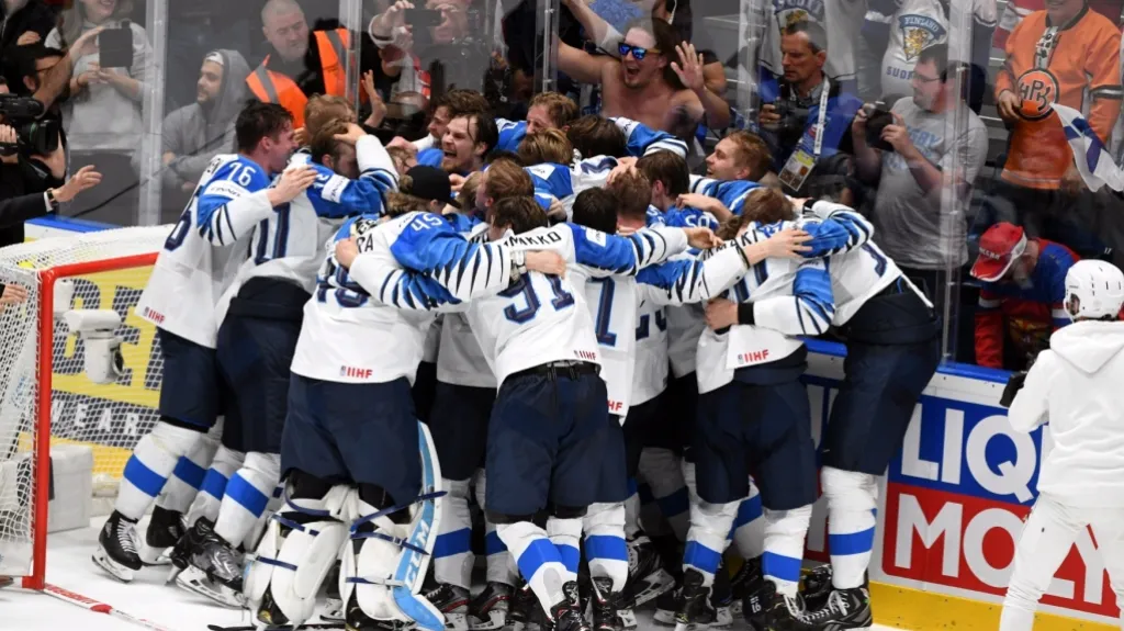 Finští hokejisté se radují z vítězství ve finále MS 2019