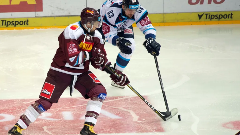 Richard Jarůšek ze Sparty (vlevo) v utkání proti Liberci