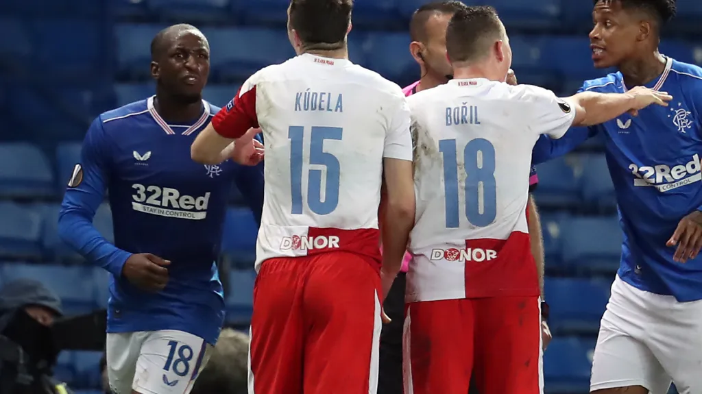 Glen Kamara z Rangers (vlevo) a Ondřej Kúdela ze Slavie při výměně názorů