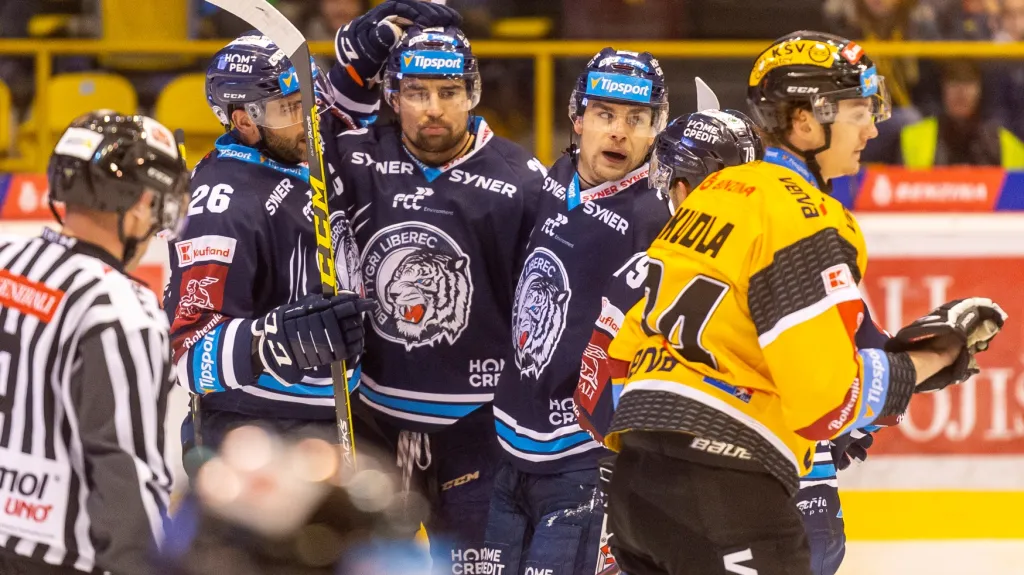 Hokejisté Liberce slaví vstřelenou branku v Litvínově