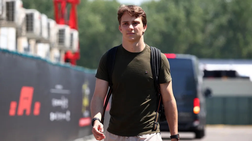 Vedoucí muž seriálu F1 Oscar Piastri před závodem v Imole