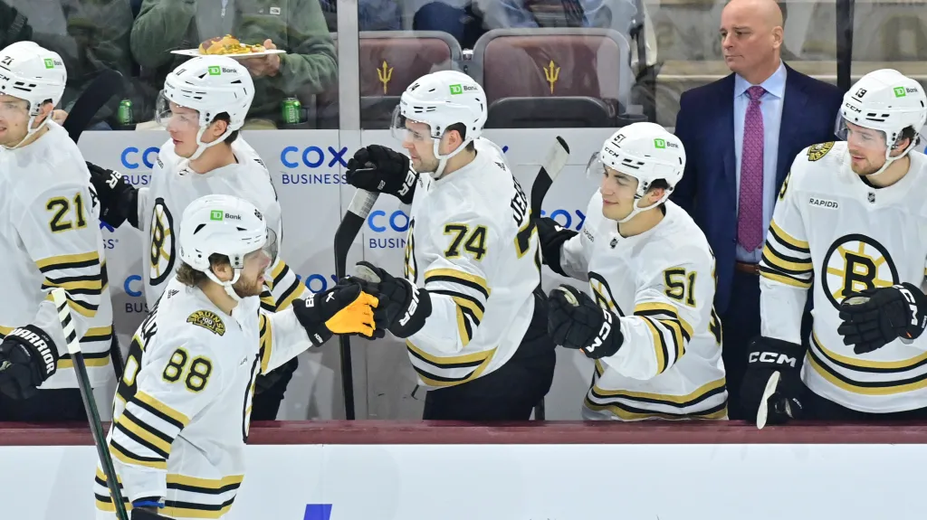 David Pastrňák slaví gól se střídačkou