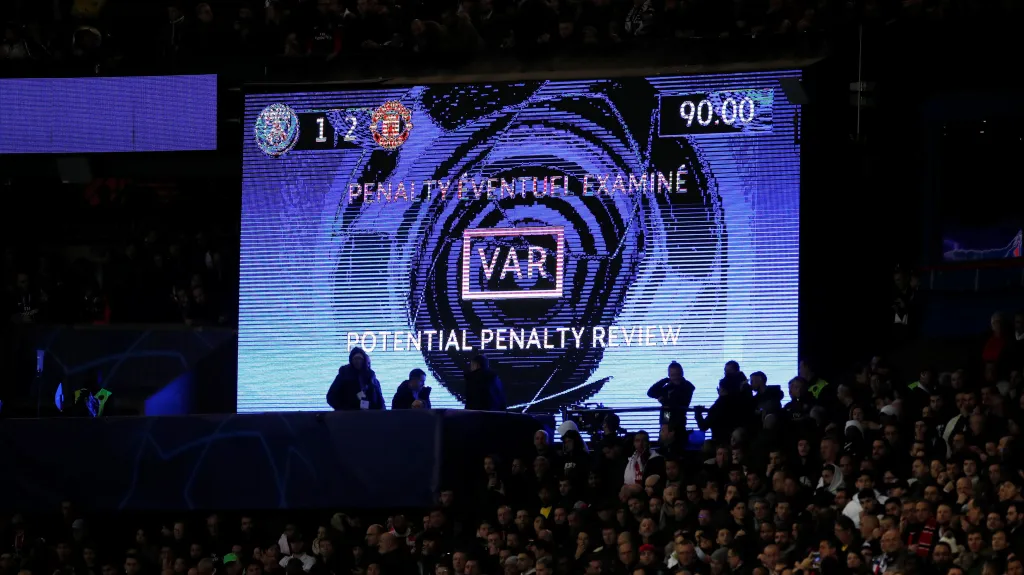 Videorozhodčí řeší situaci v utkání PSG - Manchester United