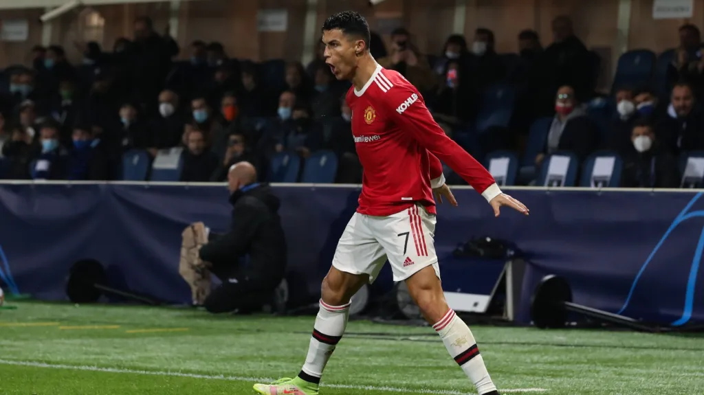 Cristiano Ronaldo z Manchesteru United oslavuje gól v Lize mistrů