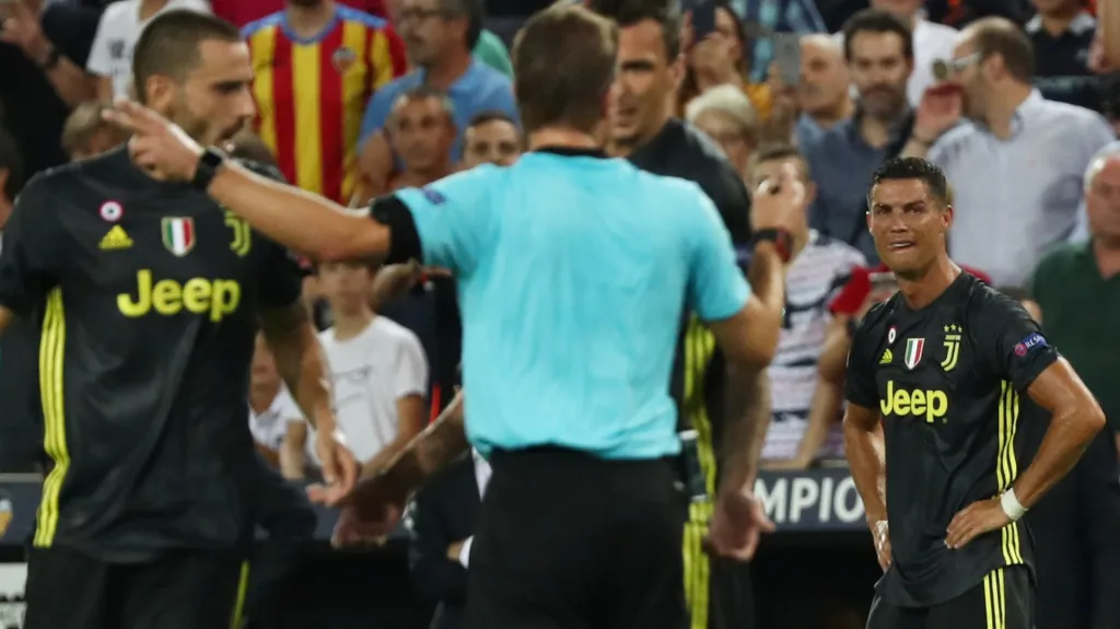 Cristiano Ronaldo je vyloučen v duelu s Valencií