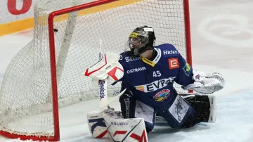 Brankář Vítkovic Roman Málek inkasuje