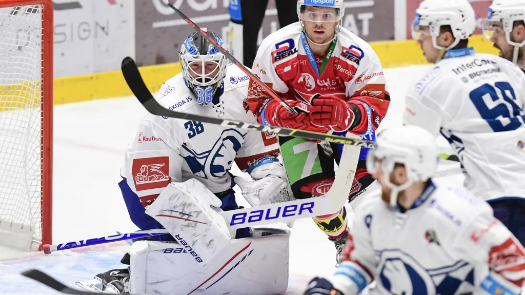 Plzeňský gólman Dominik Furch v utkání proti Pardubicím