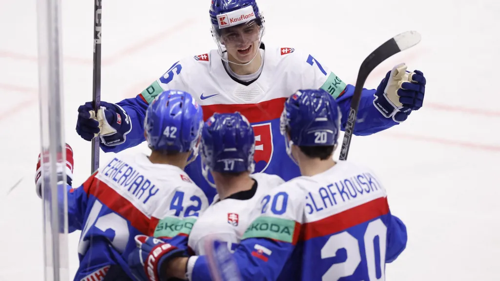 Šimon Nemec (uprostřed č. 17) oslavuje se spoluhráči gól