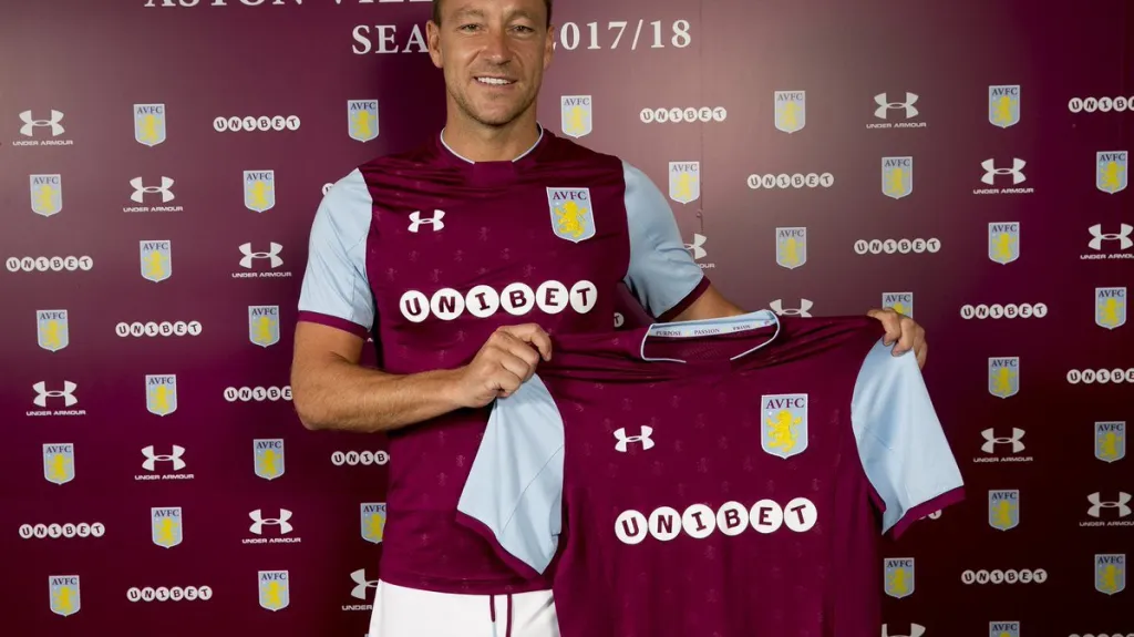 John Terry pózuje s dresem Aston Villy