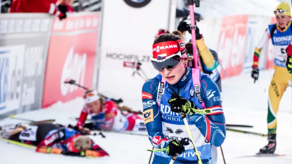 Vyčerpaná Veronika Vítková v cíli stíhačky