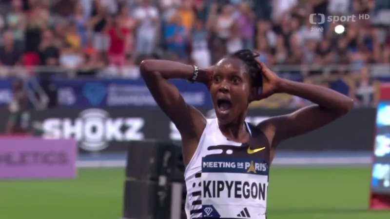 Finiš závodu na 5000 metrů žen