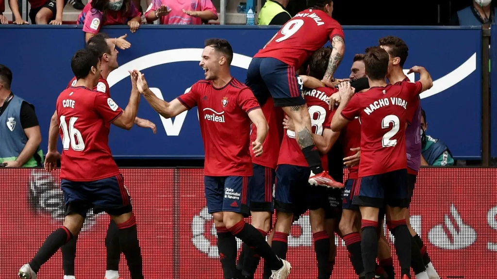 Fotbalisté Pamplony se radují z gólu