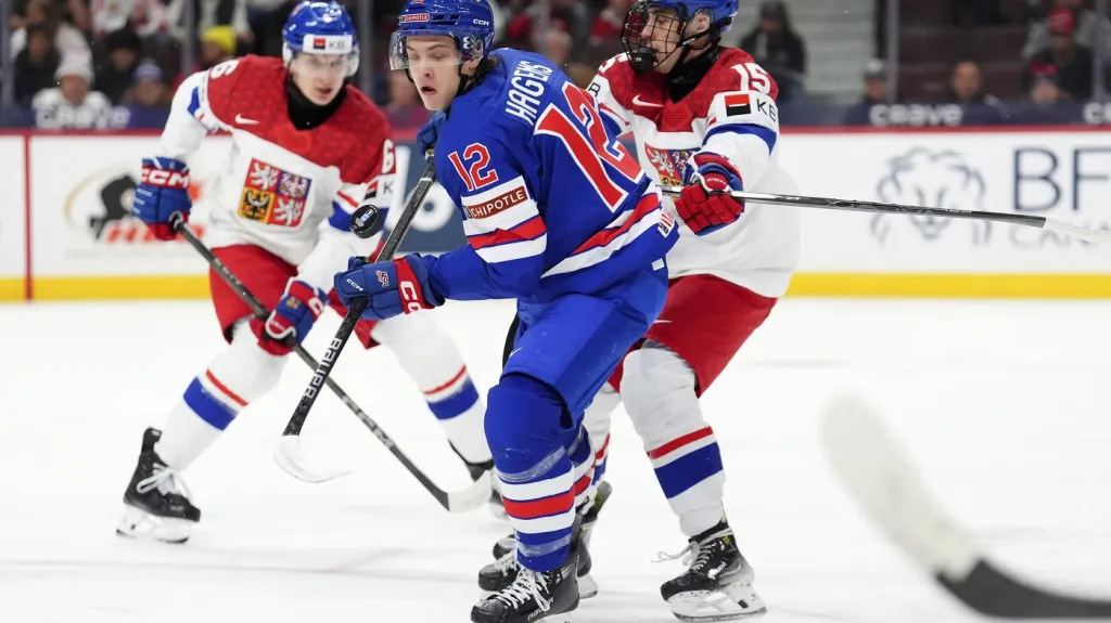 Vojtěch Čihař s číslem 15 na MS juniorů