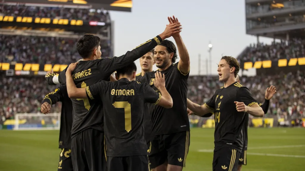 Hráči Mexika slaví gól