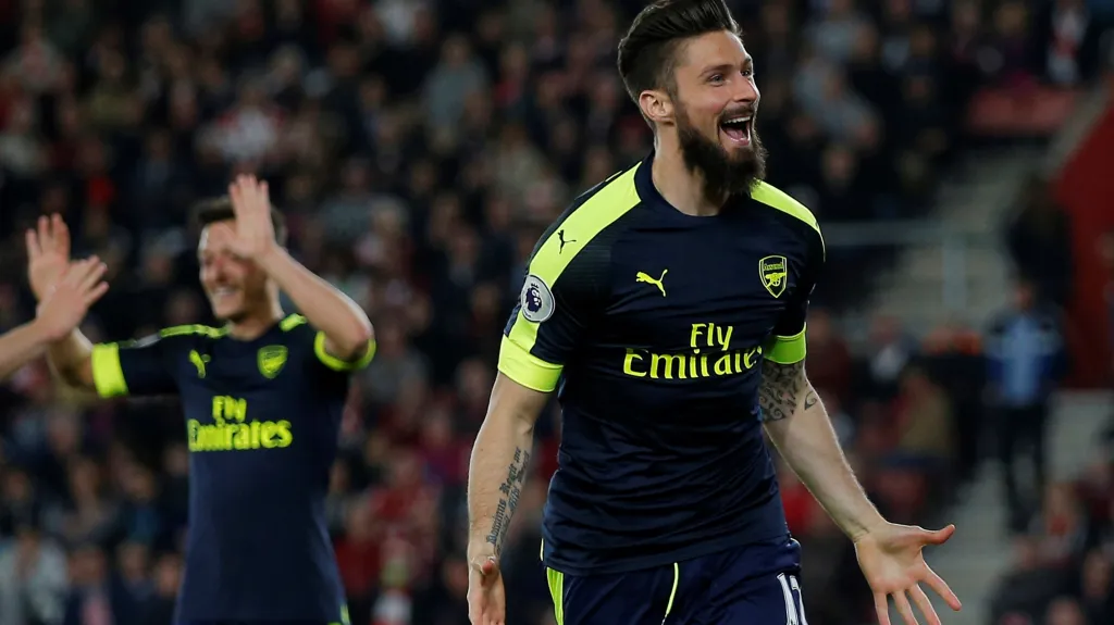 Olivier Giroud z Arsenalu slaví vstřelenou branku proti Southamptonu