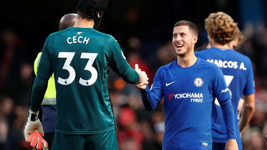 Brankář Arsenalu Petr Čech se zdraví s Edenem Hazardem z Chelsea