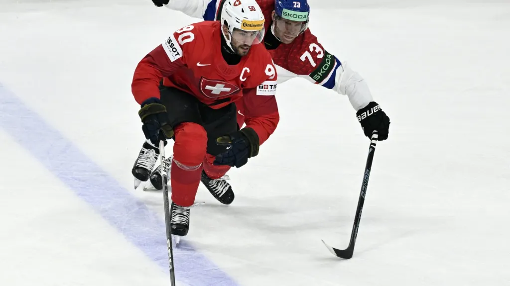 Roman Josi si kryje puk před Ondřejem Kašem