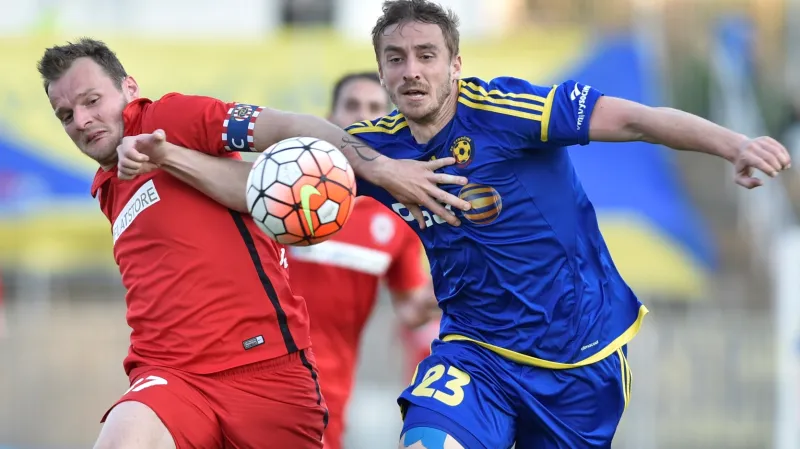 Brněnský Jakub Řezníček v souboji o míč s Milanem Mišůnem