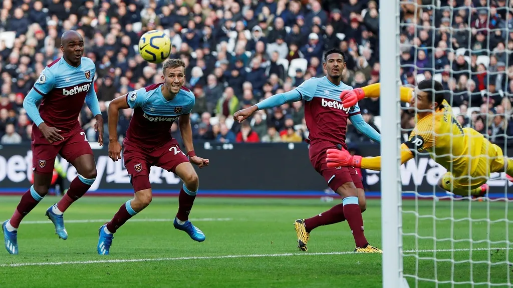 Tomáš Souček (uprostřed) z West Hamu v utkání Premier League