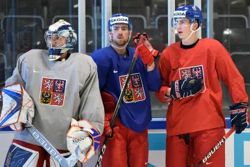 Dominik Hrachovina se spoluhráči na tréninku