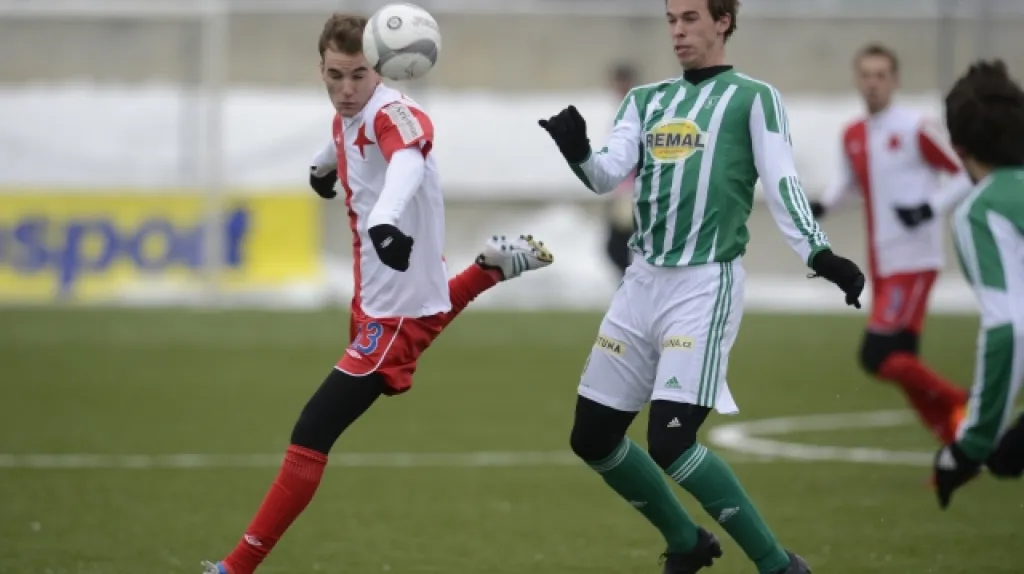 Viktor Šimeček z juniorky Slavie (vlevo)