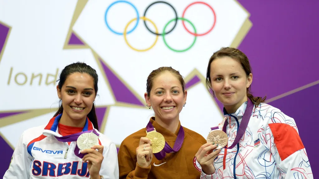 Adéla Sýkorová přebírá bronzovou medaili