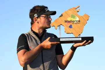 Golfista Ondřej Lieser s trofejí