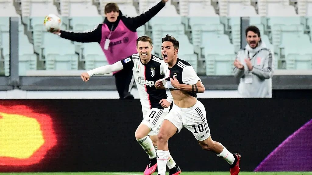 Paulo Dybala a Aaron Ramsey oslavují gól Juventusu