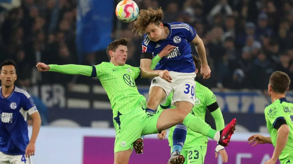 Alex Král hlavičkuje