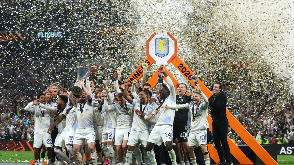 Hráči Aston Villy slaví triumf v Evropské lize