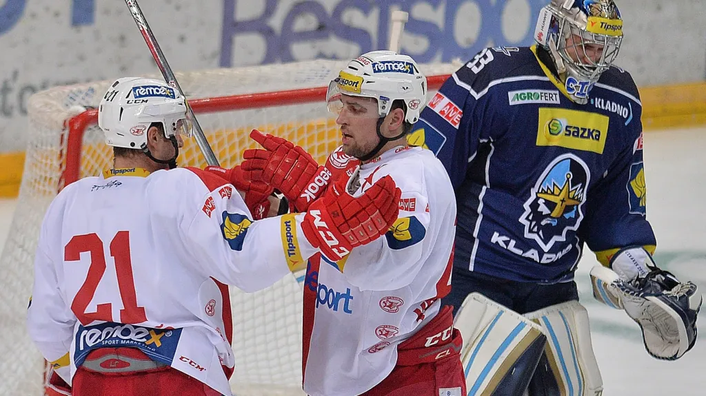 Hokejisté Slavie Praha se radující z gólu v síti Kladna