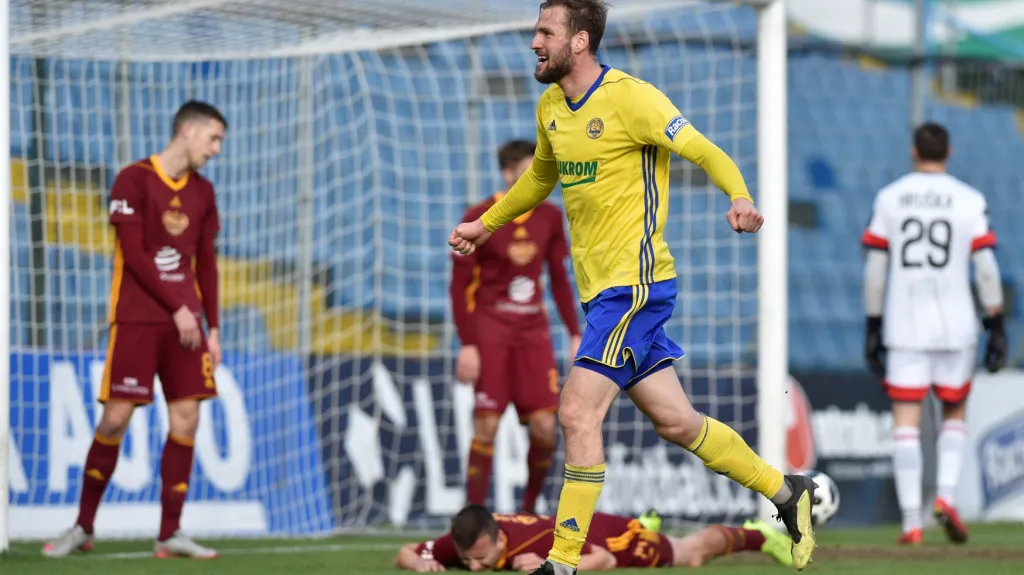 Zlínský Tomáš Poznar se raduje z gólu v síti Dukly