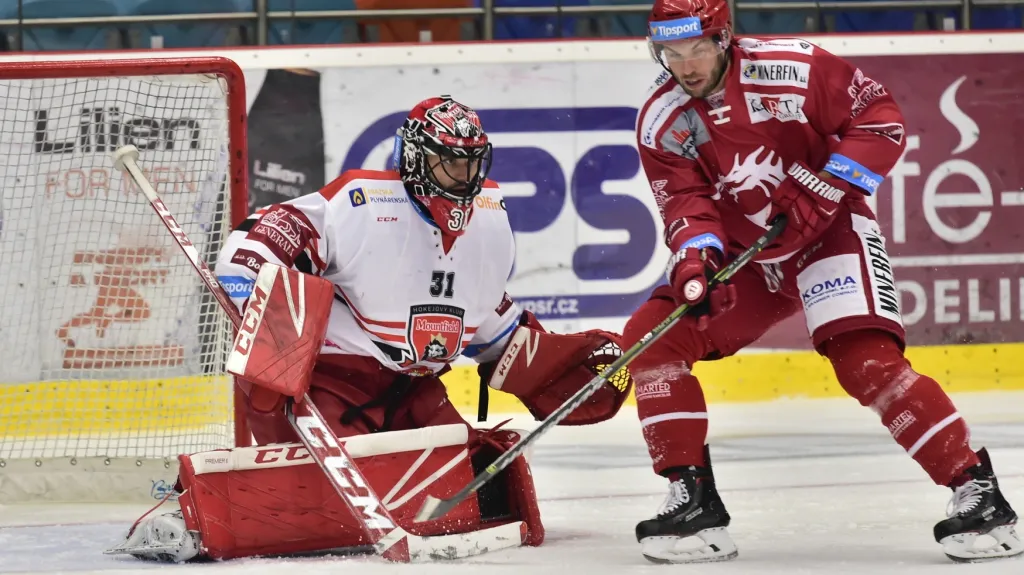 Brankář Hradce Králové Jaroslav Pavelka v souboji s Vladimírem Svačinou z Třince