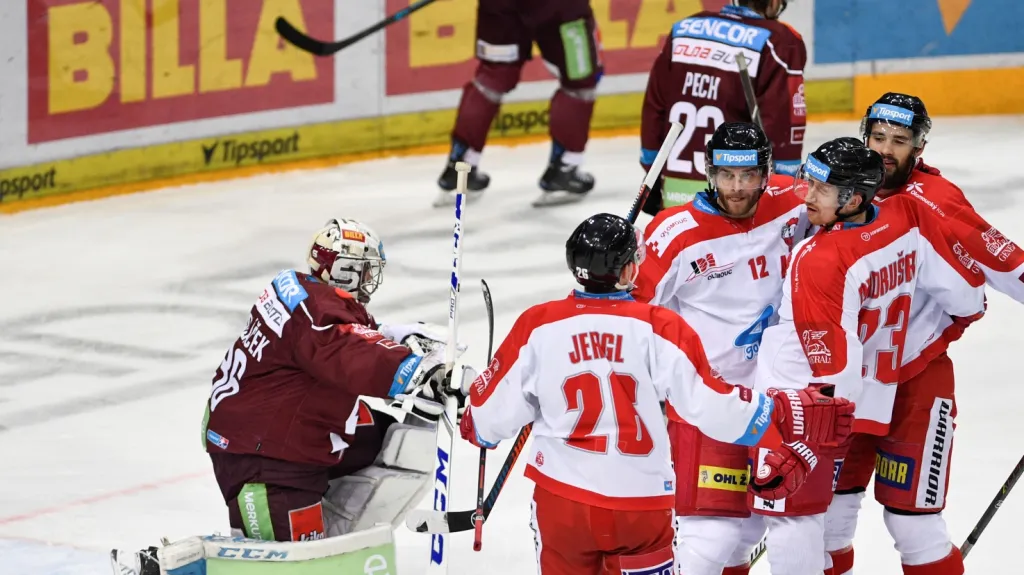 Hokejisté Olomouce slaví gól na ledě Sparty